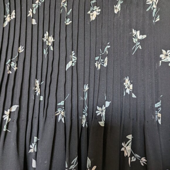 Reitmans Pintucked Blouse - Picture 3 of 5